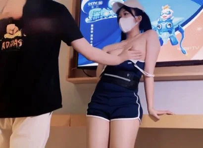 Em nhân viên bán TV xinh đẹp cùng anh khách may mắn