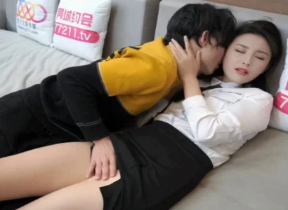 Cô thư ký xinh bí mật phục vụ sếp vì tiền
