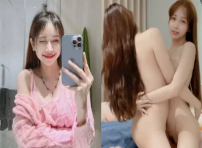 Lâm Thái Vy cùng cô bạn thân móc bím trong buổi phát sóng trực tiếp