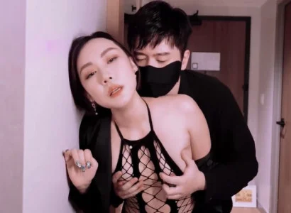 Vợ bán thân cho sếp để thanh toán nợ cho chồng