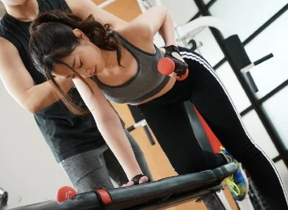 Anh PT số hưởng với người phụ nữ thiếu thốn tình dục lên giường với nhau